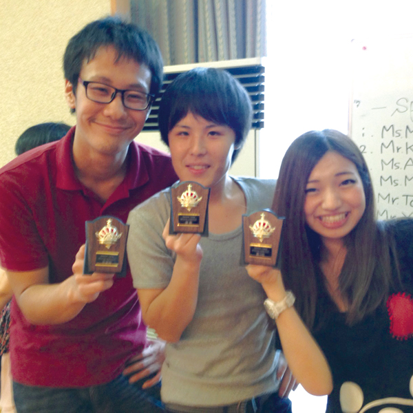 Ishikawa together with friends in the Waseda English Speaking Association. Report meetings are held every Monday.