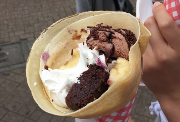Is eating while you walk bad manners? Surprising Japanese customs In Japan, I often see people eating crepes and other food while standing at the stands where they bought them, and they don't eat while walking. When I first came to Japan, this surprised me.