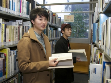 図書館で本を読むのもよいでしょう