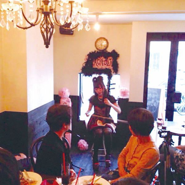 Nakanishi at the NiKOHOLiC café concert, held periodically. The third concert in the series, it was held at the Waseda student-run Foru Café.