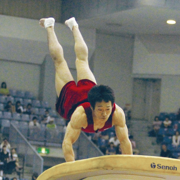 Vaulting is a contest which involves taking an approach run, jumping off of a springboard, striking the vault with one’s hand’s, and flying through the air. In this brief moment, participants compete based on the difficulty of their artistry and techniques. Photo: Waseda Sports