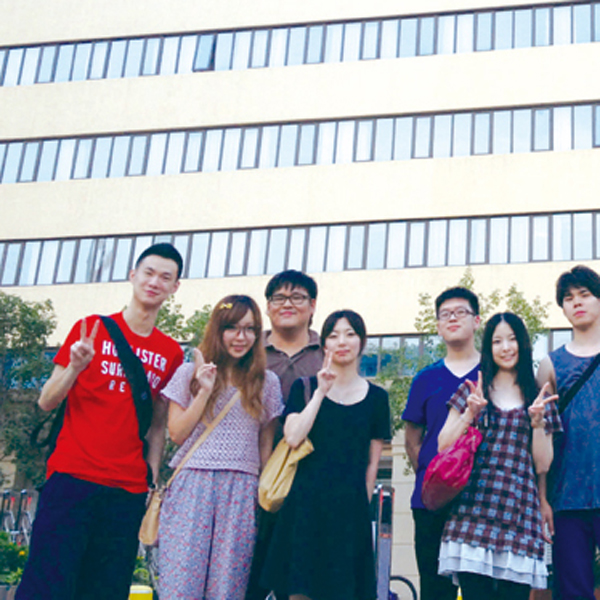 Studying abroad at the Central Conservatory of Music. Nakanishi is pictured together with friends studying the erhu.