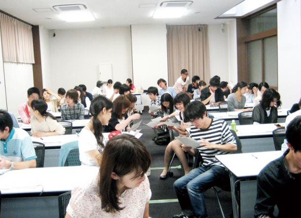 ノートテイクなどの支援技術の講座は実践中心で具体的な方法が学べます。参加者同士で話し合う時間も作って楽しく進めています。開催日程は、Waseda-netポータルや支援室のWebサイトなどでお知らせします。