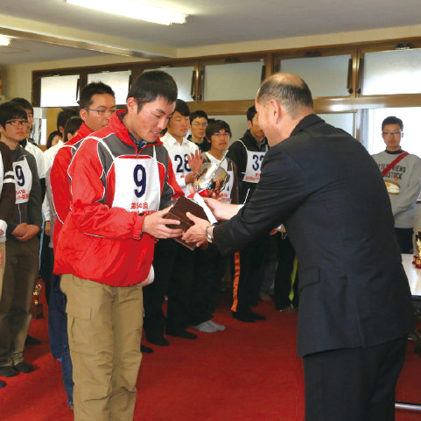 Adachi received a trophy when the club won the first championship of the team competition since 2009 at the 2014 All Japan Student Gliding Championships. Photo provided by Masatoshi Kameo