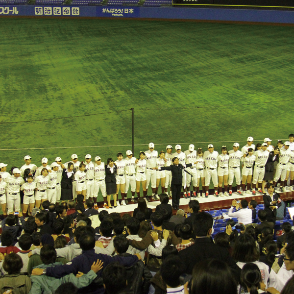 Waseda crushed Keio in the final game of the fall Waseda-Keio Baseball Games. After the game, stands full of spectators heartily sang the Glory of Waseda under the direction of the Waseda University Cheerleading Club. Photo: wasedasports.com