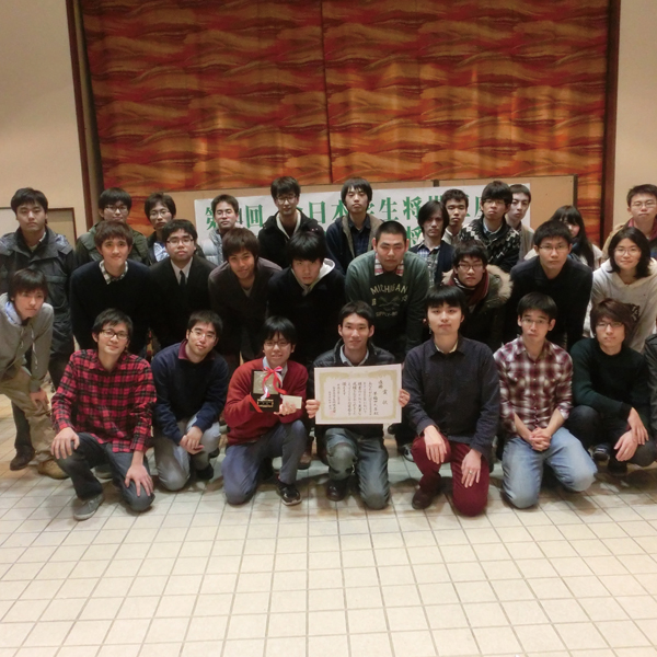 The members of the Shogi Club which achieved victory at the Student Oza Tournament held in Yokkaichi, Mie Prefecture.