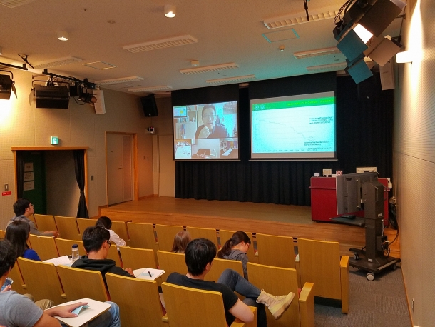 中国、ハワイ、オーストラリア、サモアの大学とテレビ会議システムでつないで講義が進められます