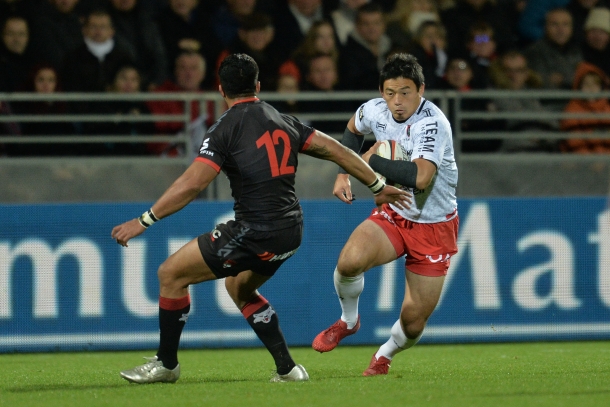 ラグビーフランスリーグTOP14でのデビュー戦で躍動する五郎丸選手(写真:アフロ)