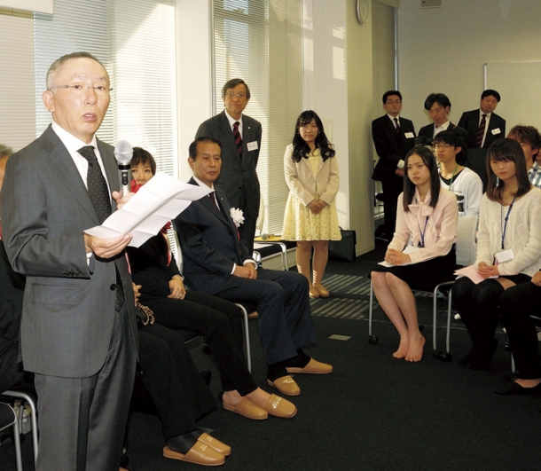 昨年春、寮生との交流会で激励する柳井正さん(左)