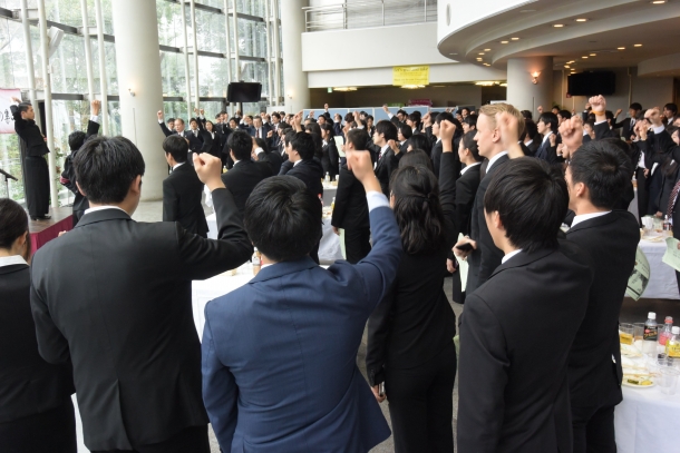 最後は応援部と校歌斉唱