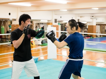 井上稜介主将(スポーツ科学部4年)に打ち込みの基本を指導してもらう