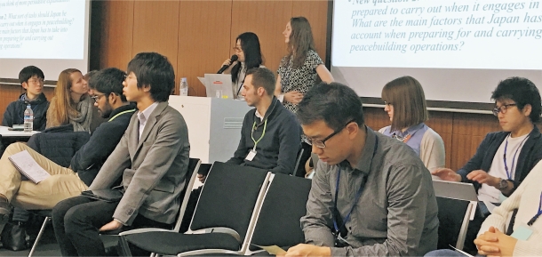 外務省欧州局は、ヨーロッパから80名の大学生・大学院生を約1週間日本に招く「MIRAIプログラム」を実施。写真は、滞在日程の一部として、2016 年12月17日に早稲田大学で実施した日欧間の学生交流プログラムの一コマ。こうした国際交流により、世界を客観視することが重要だ