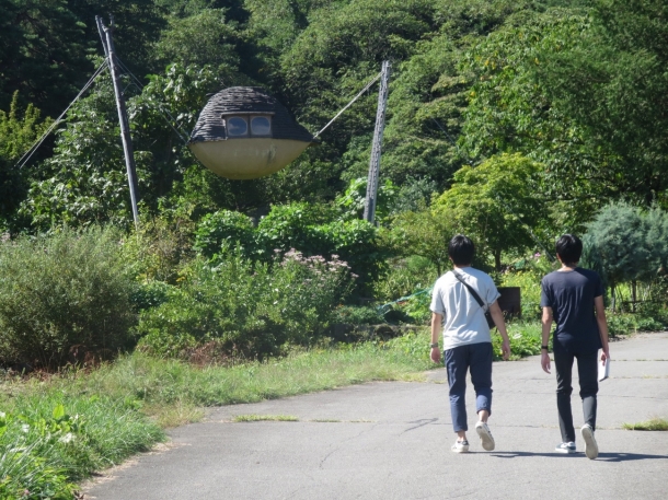 2015年の夏合宿では長野へ藤森照信氏の設計した神長官守矢史料館などを見学