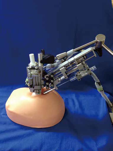 乳がん穿刺実験に使用された、乳がん治療支援ロボット