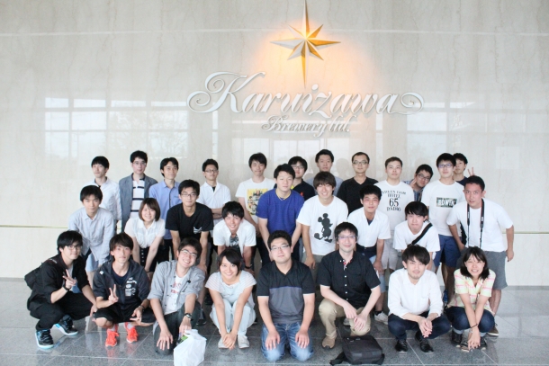 毎年恒例のゼミ合宿では、ビール工場見学やスポーツ大会など、先生も学生も研究を忘れて全力で楽しみます(最後列、右から2番目が筆者)