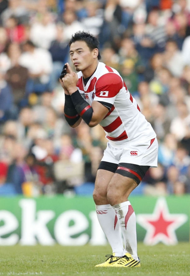 ラグビーW杯南アフリカ戦で、ゴールを狙う五郎丸歩選手(共同)