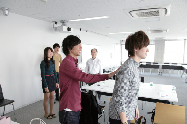〈写真1〉講義ペアワーク風景