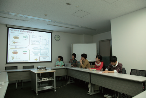 〈写真6〉長井さんによる研究説明の様子