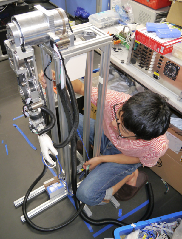 ヒューマノイドロボットの組み立て