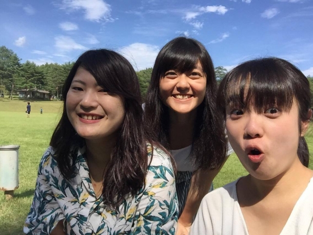 日本のことを教えてくれる研究室の仲間たち(筆者は中央)