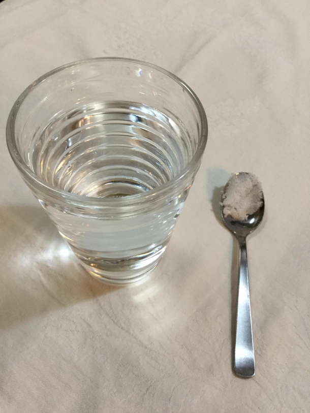 喉の痛みのために塩でうがい