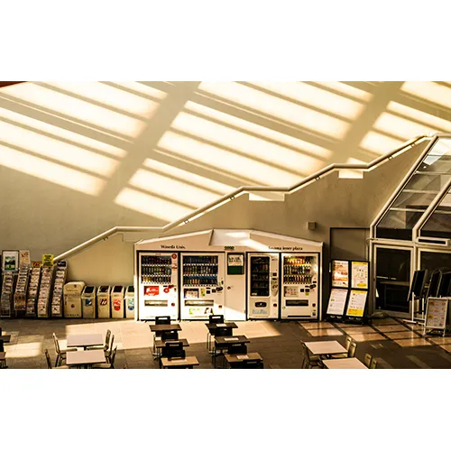 とある夏の日のカフェテリア