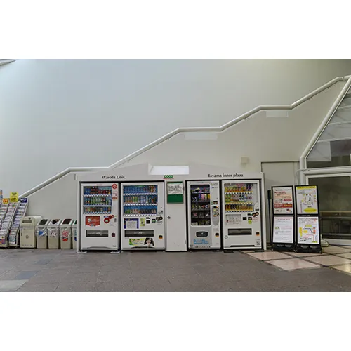 階段に自販機