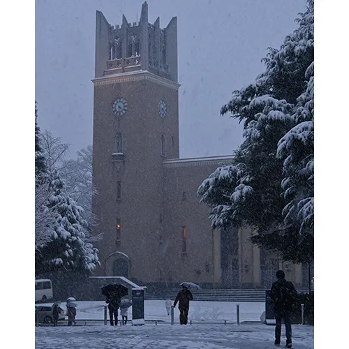 大隈講堂に雪は降りつつ