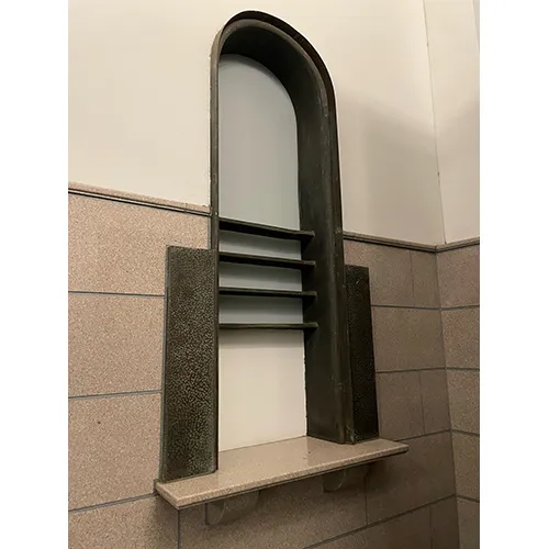 この小さな窓を通じていったいどんなやりとりがあったのだろうか、今となっては私達に知る由もない