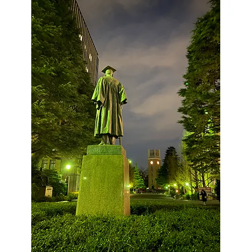 夕闇に包まれる早稲田キャンパス