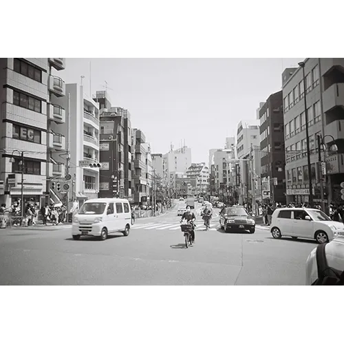 気にも留めない