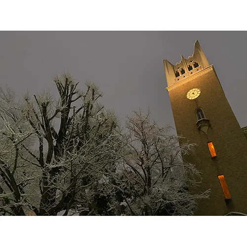 雪夜に浮かぶ大隈講堂