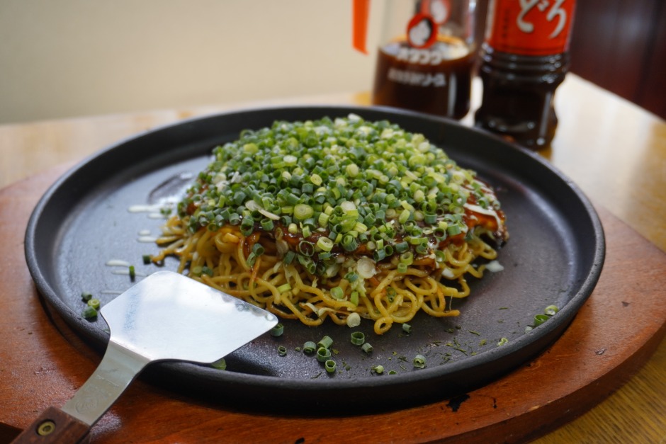 アボカドトマトにキムチもち!? 早稲田で味わう変わり種広島風