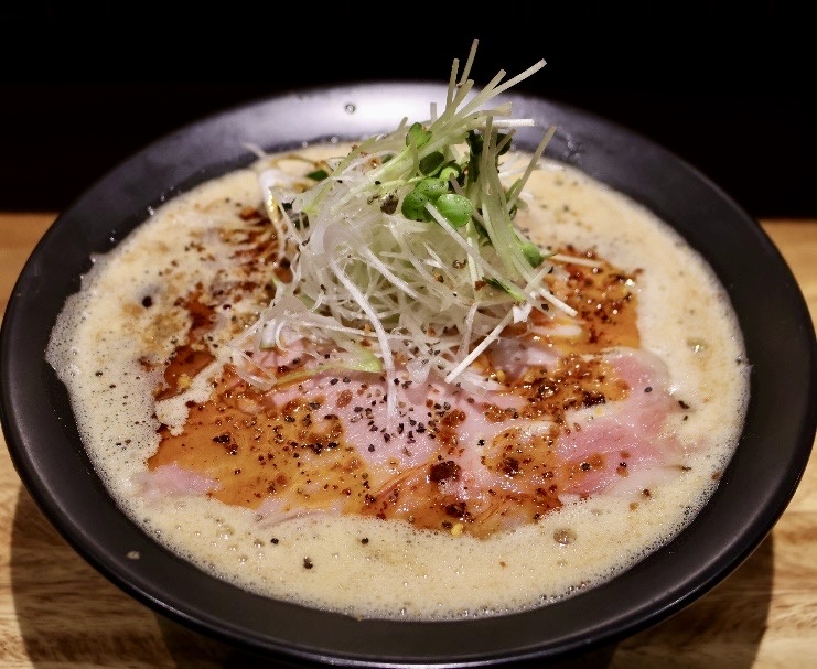 摩訶不思議系ラーメン!? 店主のこだわりが詰まった未知の味