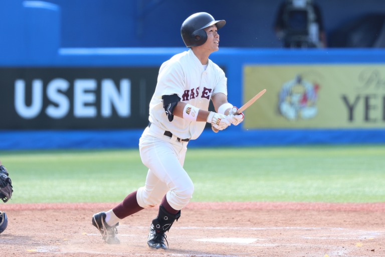 Ozawa at bat during the 2025 Spring League match against Rikkyo University