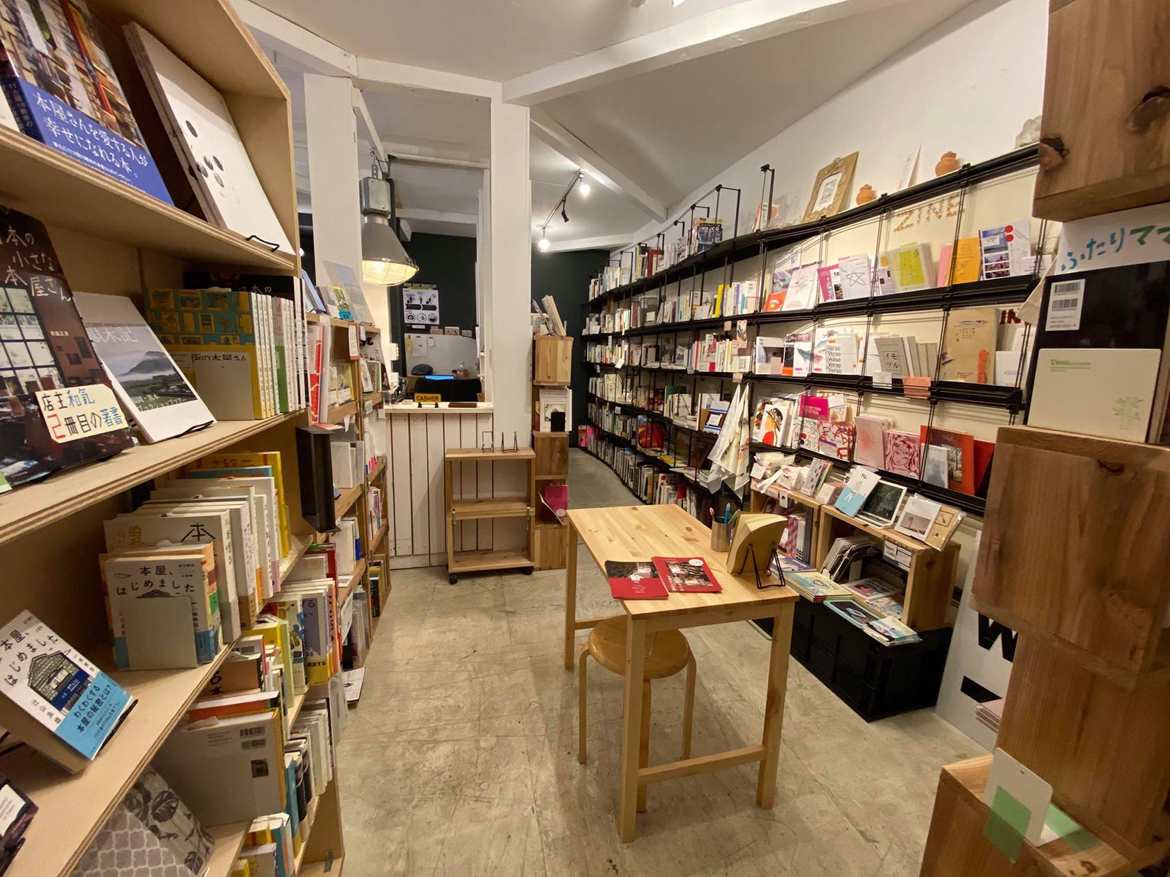 BOOKSHOP TRAVELLERの店内