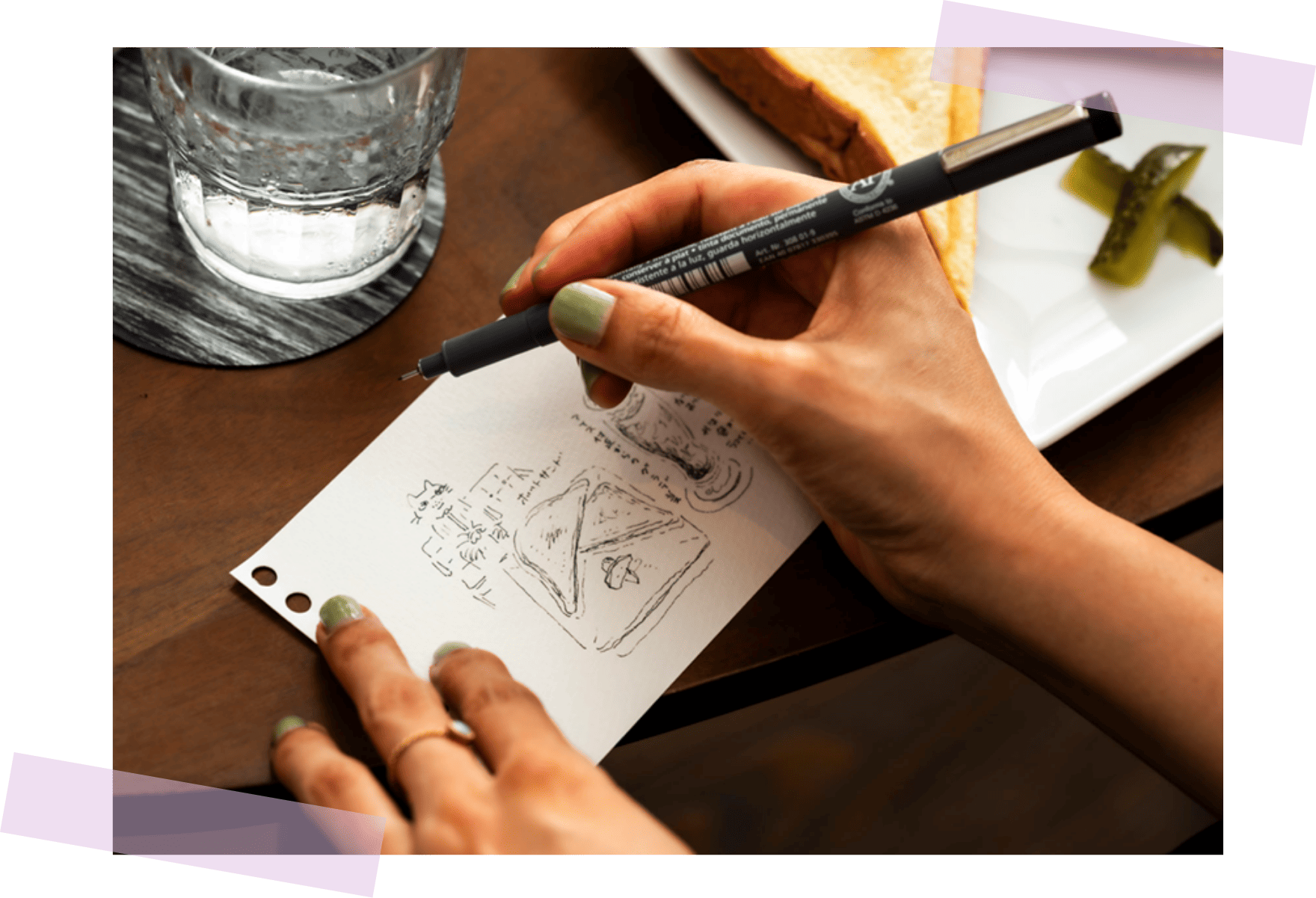 喫茶店でスケッチを描く飯塚めりさん