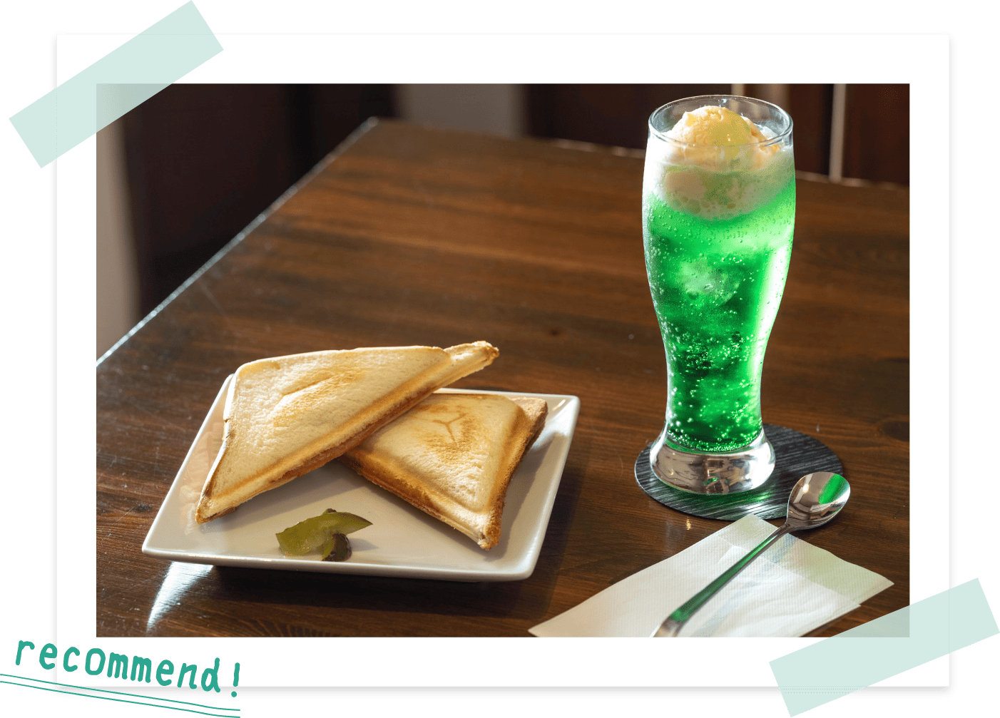 ホットサンドとメロンクリームソーダ