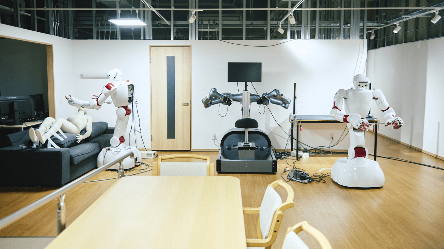 2体のロボットが作業している画像