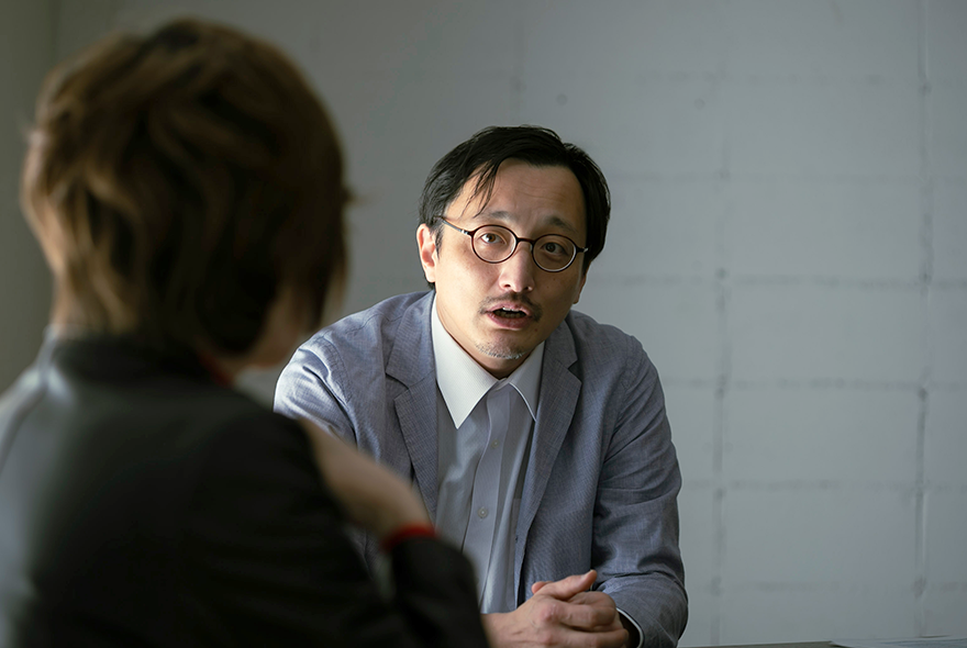 吉田悠軌(よしだ・ゆうき)さんと作家/ドイツ文学者 中野 京子(なかの・きょうこ)さんが会談する様子の写真