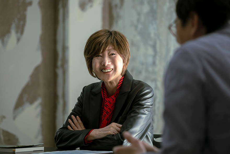 中野京子さんと吉田悠軌さんが会談する様子の写真