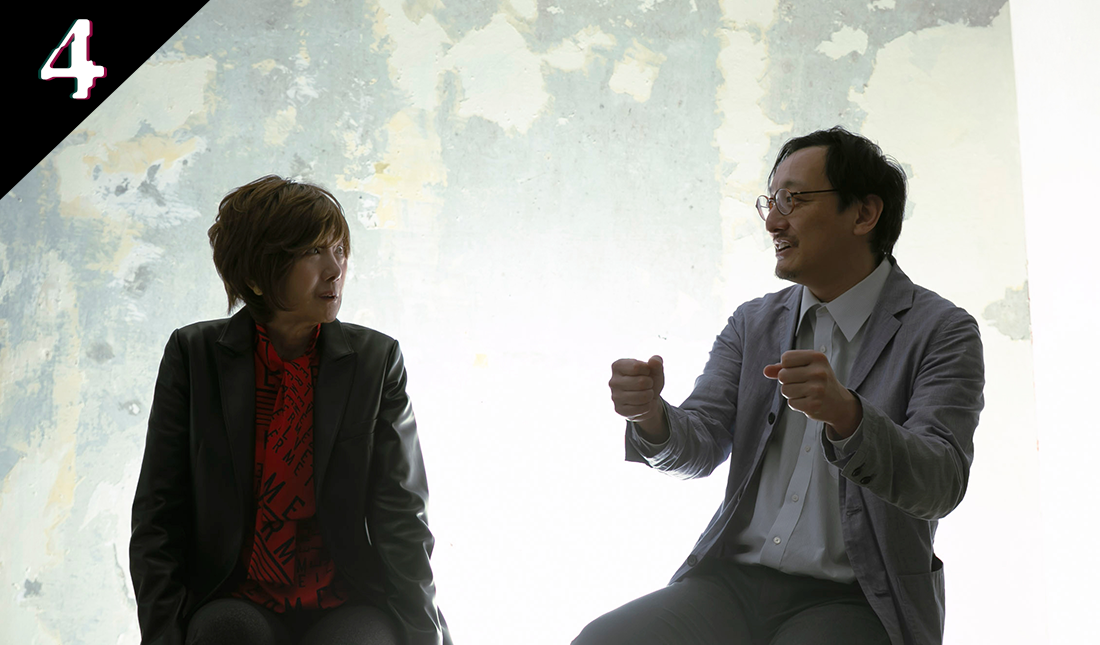 中野京子さんと吉田悠軌さんが会談する様子の写真
