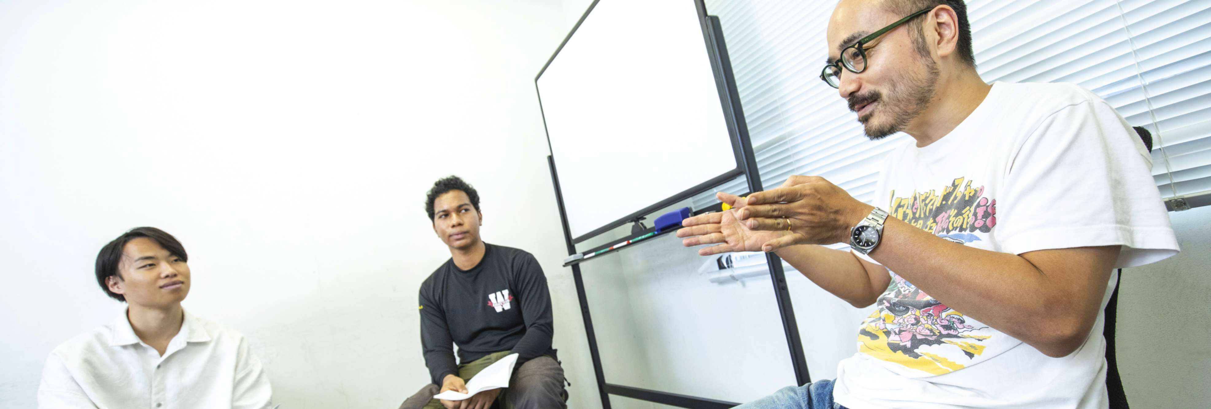 岩崎う大さんと笑いコンビ・ファルシーのンワチュク アレンさんと泉水太陽さんが会話する様子