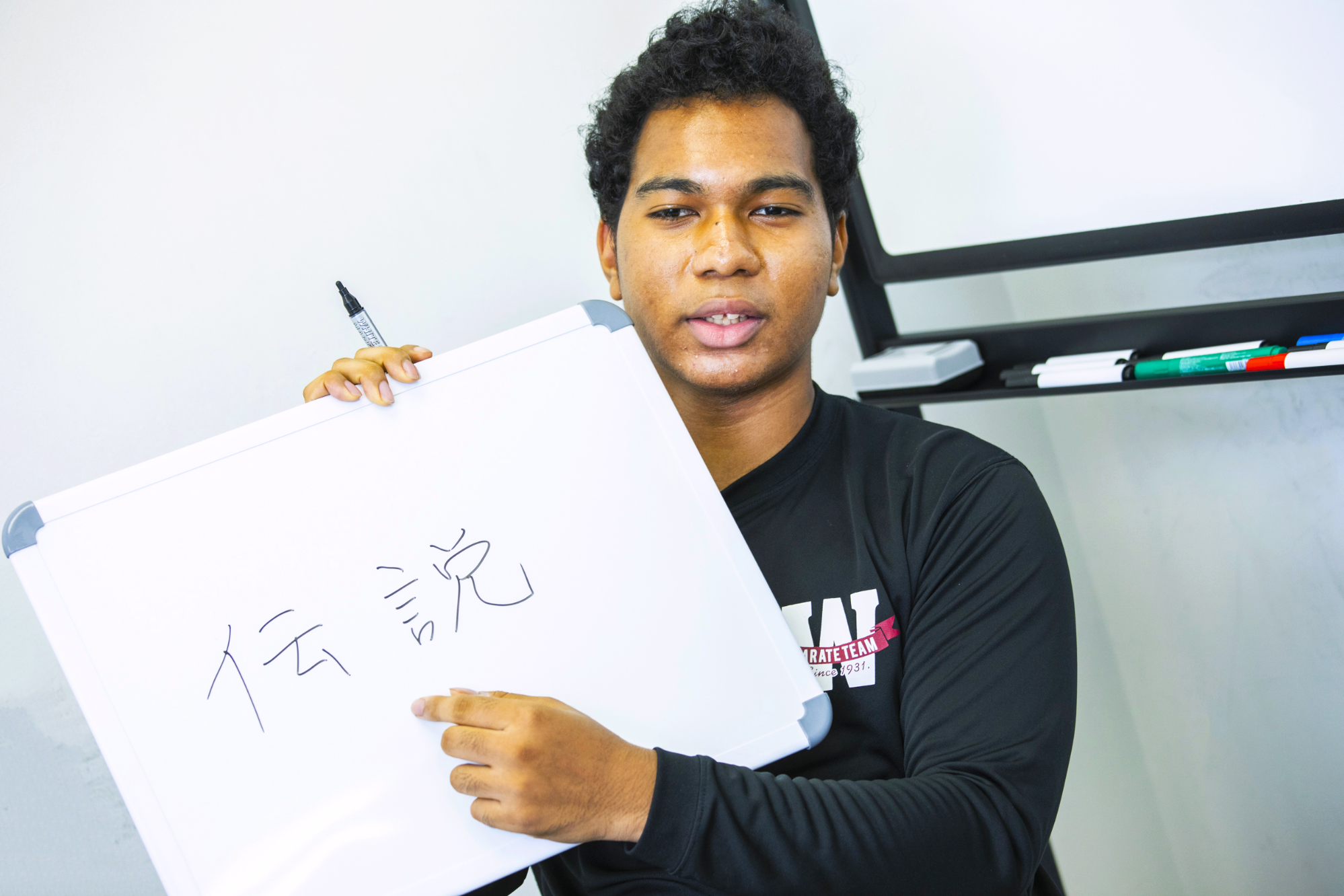 ンワチュク アレンさんが回答を手に持った写真