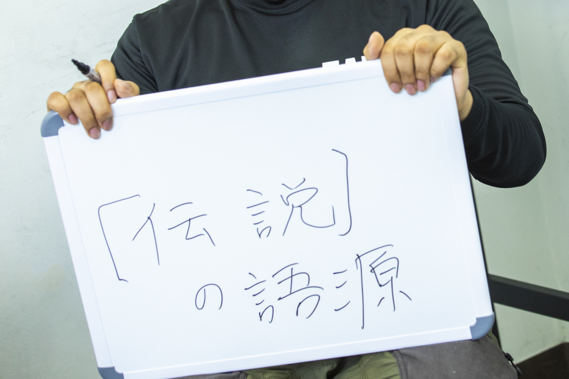 ンワチュク アレンさんが書き直した回答を手に持った写真