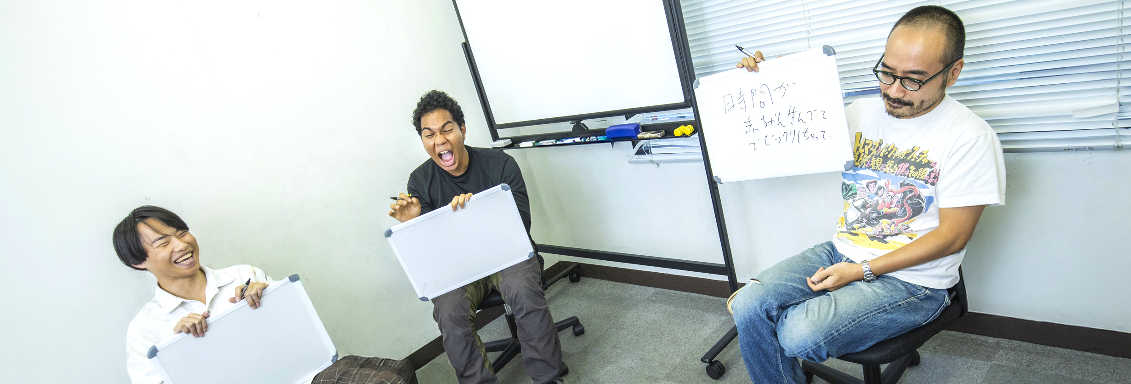 岩崎う大さんとコンビ・ファルシーの二人が会話する様子