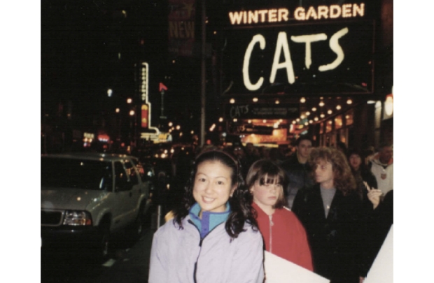 米国留学中の春休みに、友人家族とニューヨークでブロードウェイミュージカルの『CATS』を見た時の写真
