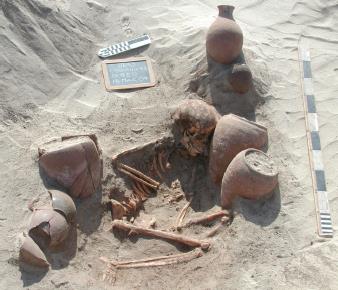 写真1.HK43地区の墓(先王朝時代で一般的な墓) (C) Hierakonpolis Expedition