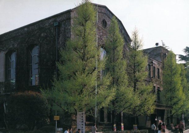 大正14年10月(1925)に竣工した2号館 蔦の絡まる旧図書館(1987年度卒業アルバムより)