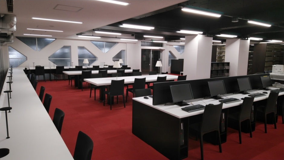 理工学図書館 B1F　PCコーナーとパーソナルワークエリア